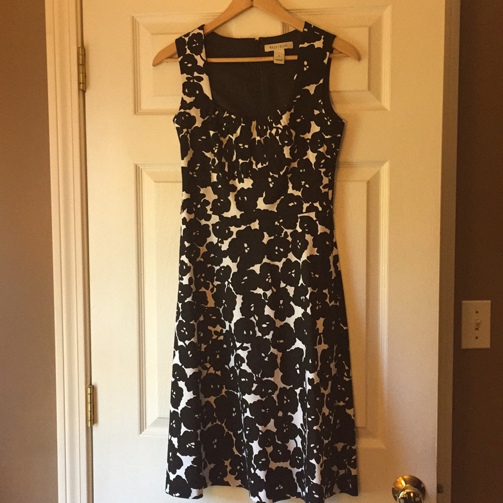 Beautiful flowered White House Black Market dress